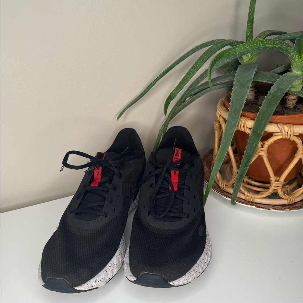 Nike Revolution 5 Running Shoes Men’s Size 12 Black Red Speckled Sole BQ3204-003 - Picture 3 of 12